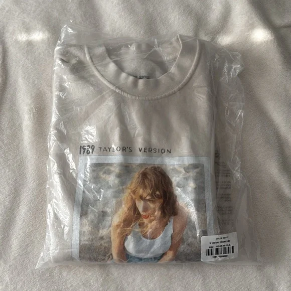 Taylor Swift TV 1989 Sweatshirt - Picture 5 of 5